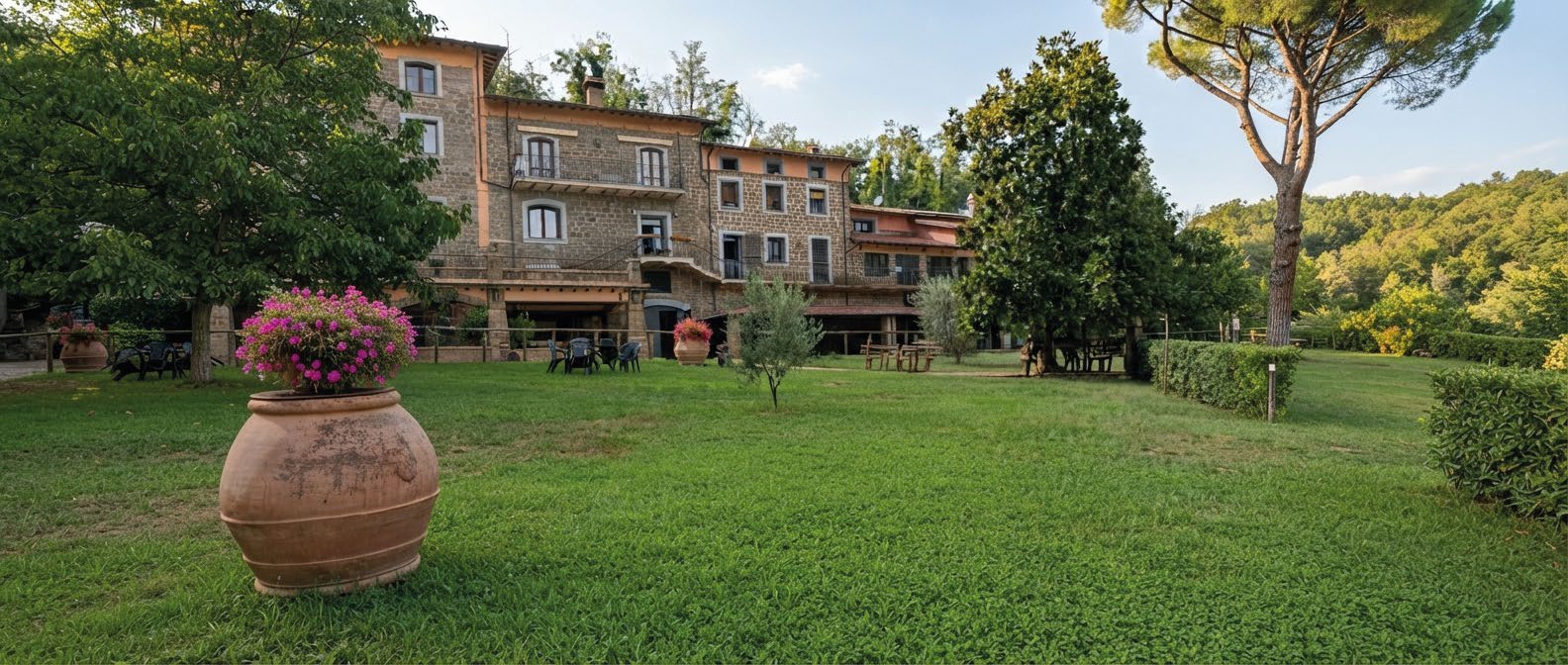 Il casale e il giardino dell’agriturismo