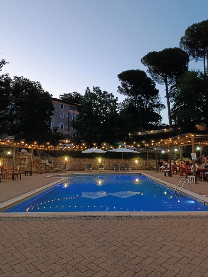 Piscina dell’agriturismo illuminata di sera
